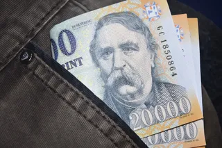 Bancnote de 20000 de forinți ungurești cu portretul lui István Széchenyi, introduse într-o buzunar de pantaloni de denim.