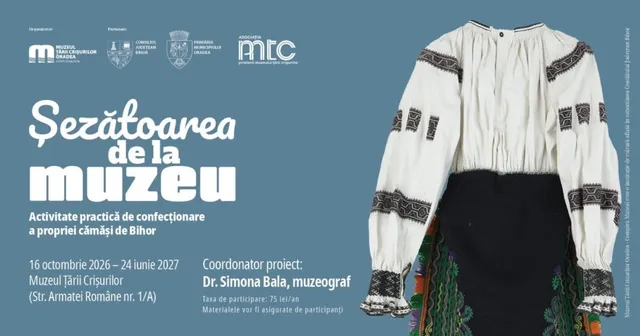 O cămașă tradițională albă cu motive geometrice negre pe mâneci este prezentată pe un fundal albastru lângă un text informativ.