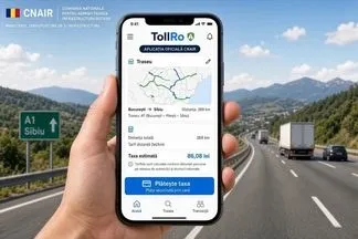 O mână ține un smartphone care afișează o aplicație mobilă cu o hartă și detalii de taxare pe un fundal de autostradă cu mașini.