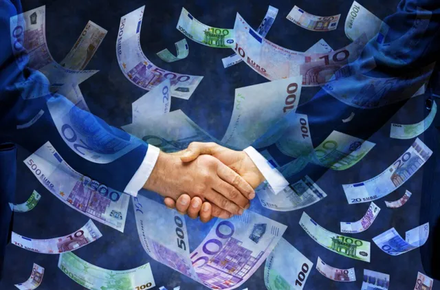 Două mâini se strâng, simbolizând o înțelegere, pe un fundal întunecat cu bancnote euro de diferite valori care plutesc în jurul lor.