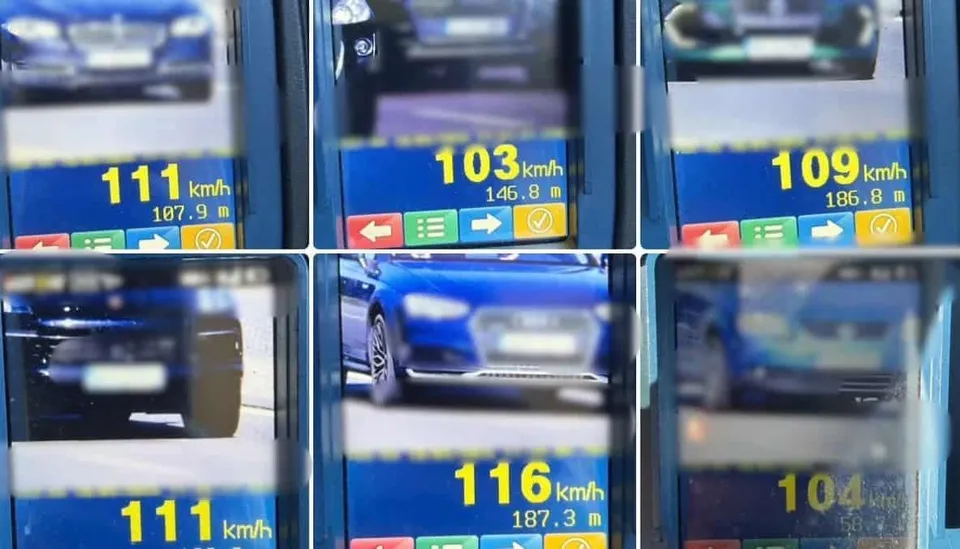 Șase ecrane digitale afișează vehicule în mișcare și viteze de circulație de 103, 104, 109, 111 și 116 kilometri pe oră.