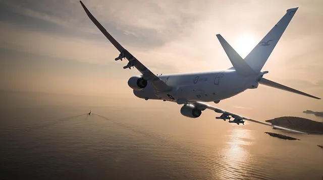 Un avion de pasageri zboară deasupra unei mări sub un cer luminos la apus.