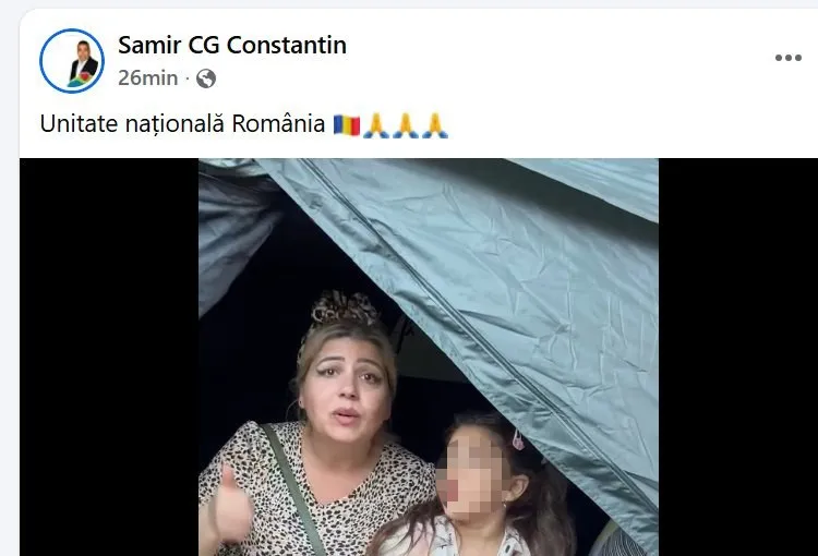 O femeie cu părul prins într-un coc și o copilă cu fața pixelată stau sub o cortă de culoare deschisă.