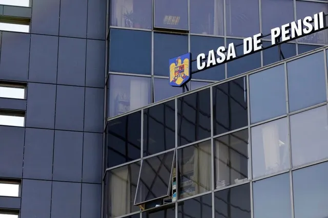 O clădire modernă cu fațadă de sticlă prezintă un panou cu textul Casa de Pensii și un scut colorat.