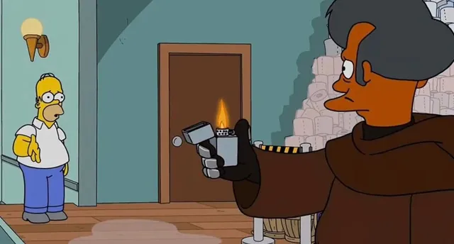 Un personaj animat cu părul gri și haine maro ține o brichetă aprinsă într-un decor interior cu un alt personaj animat în fundal.