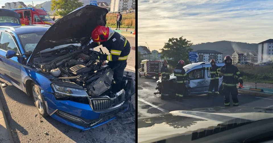 Un pompier cu echipament de protecție verifică motorul unui autoturism alb, în timp ce alți salvatori stau lângă vehicule pe un drum.