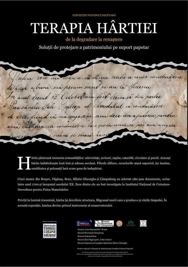 Un afiș negru prezintă un text alb și un fragment de hârtie veche scrisă cu cerneală pe un fundal întunecat.
