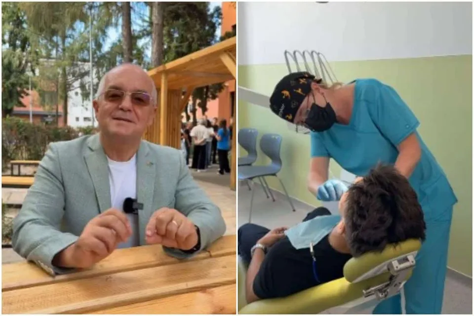 Un bărbat cu ochelari stă la o masă de lemn, iar în partea dreaptă o persoană în uniformă albastră execută o procedură asupra unui pacient așezat într-un fotoliu.