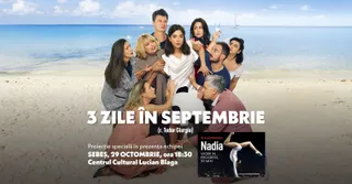 O grupă de tineri pozând pe o plajă cu nisai și mare în fundal, cu textul evenimentului suprapus.