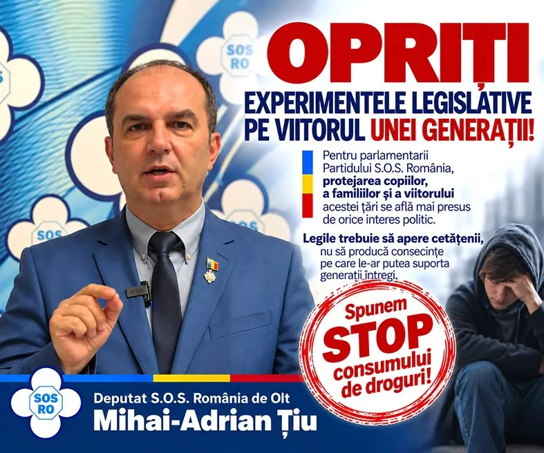 Un bărbat într-un costum albastru și cravată neagră vorbește în fața unui panou grafic cu text și imagini colorate.