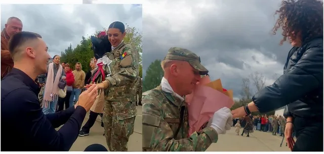 Un soldat în uniformă de camuflaj primește un buchet de flori de la o persoană, în timp ce un bărbat în haine negre îi strânge mâna.
