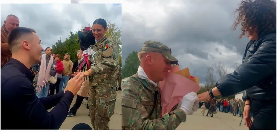 Un soldat în uniformă de camuflaj primește un buchet de flori de la o persoană, în timp ce un bărbat în haine negre îi strânge mâna.
