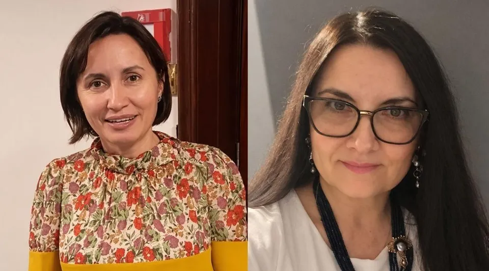 Două portrete de bust ale unor femei, una purtând o bluză cu imprimeu floral și cealaltă purtând ochelari și un colier închis la culoare.