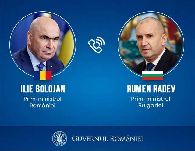 Două portrete circulare ale unor bărbați în costume, așezate pe un fundal albastru cu steaguri naționale și text informativ sub fiecare imagine.