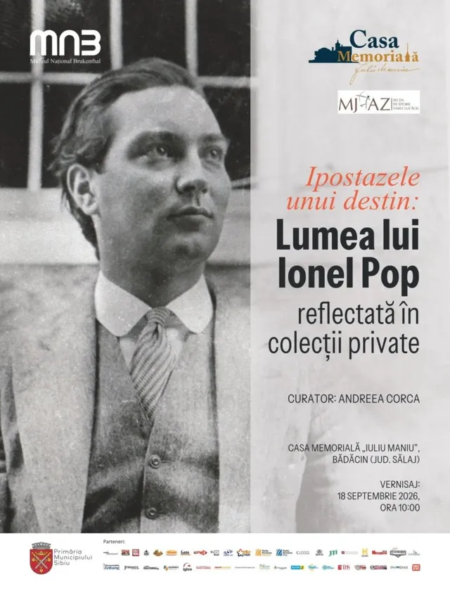 Un poster afișează portretul unui bărbat cu cămașă, vestă și cravată, lângă un text informativ despre o expoziție într-un fundal alb.