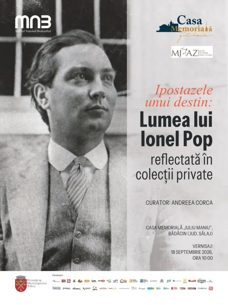 Un poster afișează portretul unui bărbat cu cămașă, vestă și cravată, lângă un text informativ despre o expoziție într-un fundal alb.