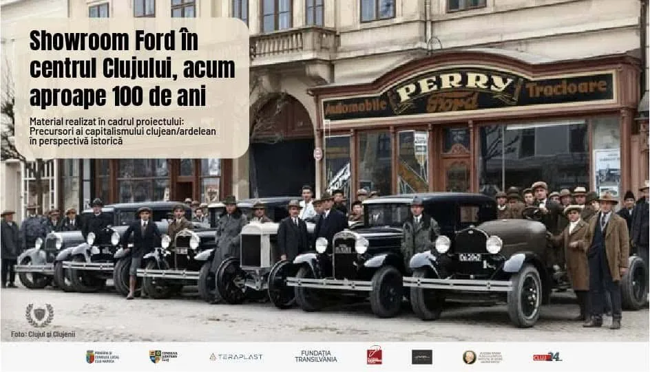 Mai mulți bărbați în haine închise stau lângă un rând de mașini vechi de epocă parcate în fața unei clădiri cu un afiș de tip showroom.