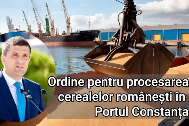 Un grabber de nave plin cu cereale este suspendat deasupra apei, în timp ce un vapor și macarale se află în fundalul unui port.