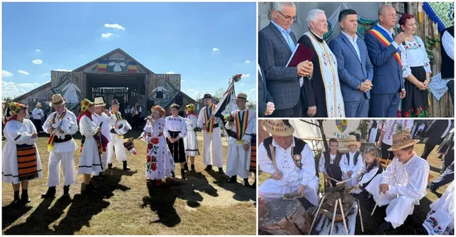 Un grup de persoane purtând haine tradițioase albe cu broderii colorate stă pe un câmp verde în fața unei construcții din lemn sub cerul senin.